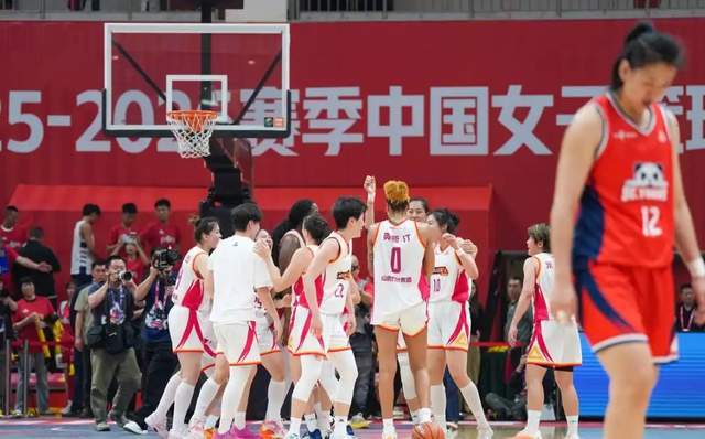 百度体育官网-抢5定冠军!女篮霸主危险了,山东双子星哑火,篮协主席白跑一趟