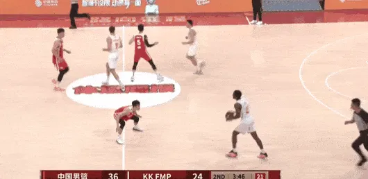 百度体育nba-庞峥麟先钉板对方外援斯科特，随后又造成后者进攻犯规